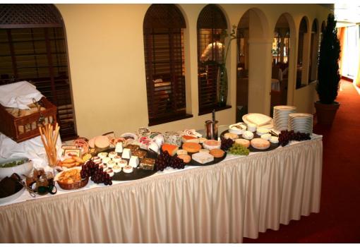 Un delicioso buffet de quesos a bordo
